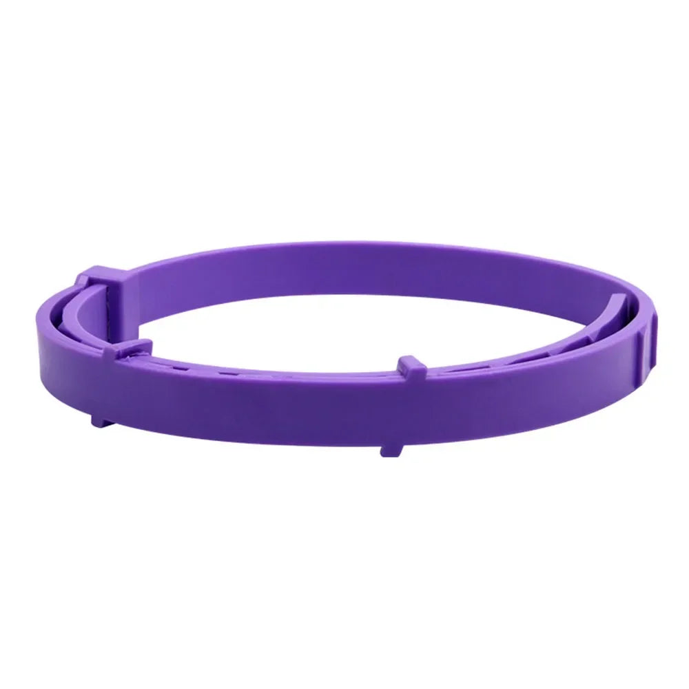 Bague en plastique violet sur fond blanc
