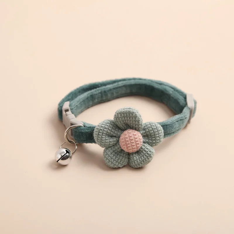 Collier pour animaux avec un motif de fleurs crochetées sur fond beige

