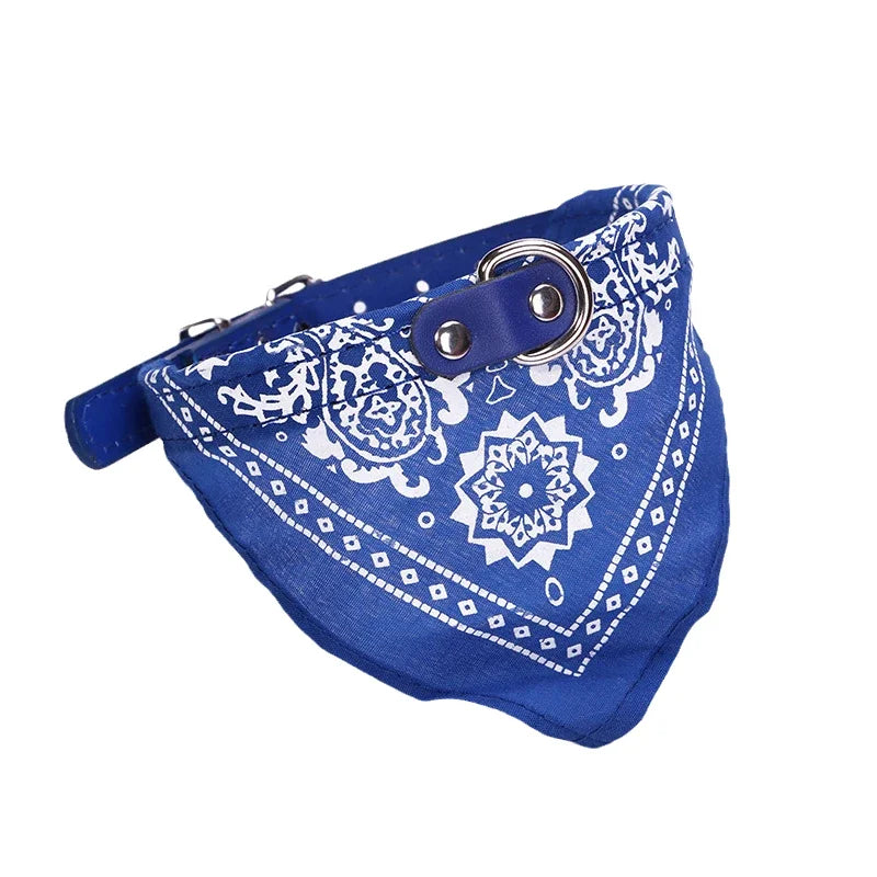 Bandana bleu avec motifs blancs sur fond blanc
