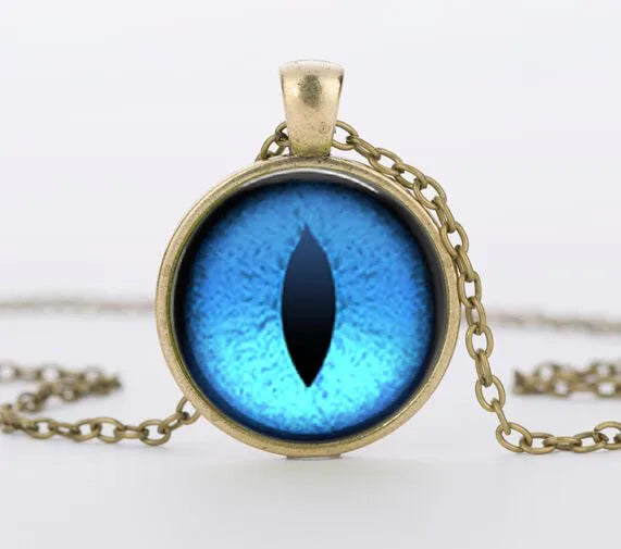 Collier avec un pendentif bleu en forme d’œil sur fond blanc

