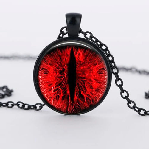 Collier avec un pendentif à motif œil rouge sur fond blanc


