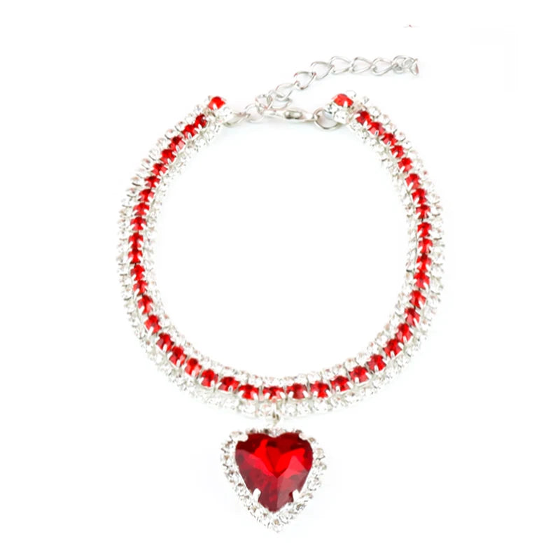 Bracelet avec un démulet en forme de cœur rouge sur fond blanc

