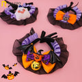 Des chouchous à cheveux sur le thème d’Halloween avec des citrouilles, des chauves-souris et des fantômes sur un fond rose.

