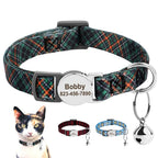 Collier à carreaux avec badge et porte-clés, avec un modèle de chat.

