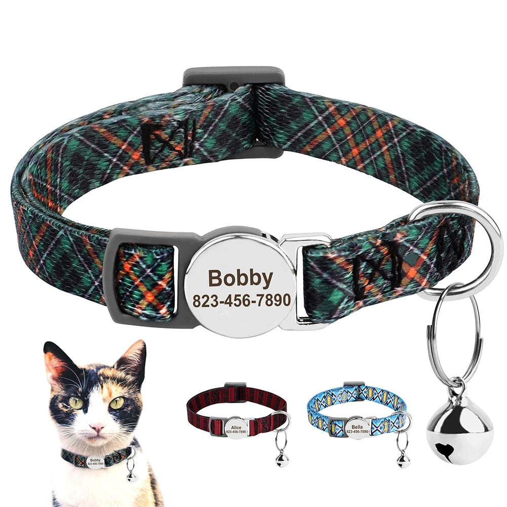 Collier à carreaux avec badge et porte-clés, avec un modèle de chat.

