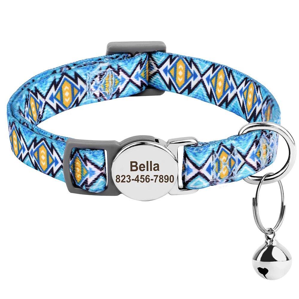 Collier pour chat à motifs bleus et jaunes avec une étiquette et une clochette sur fond blanc

