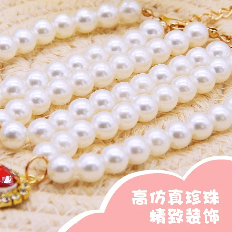 Collier de perles avec une fermoir en or sur une surface texturée


