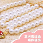 Collier de perles avec une fermoir en or sur une surface texturée

