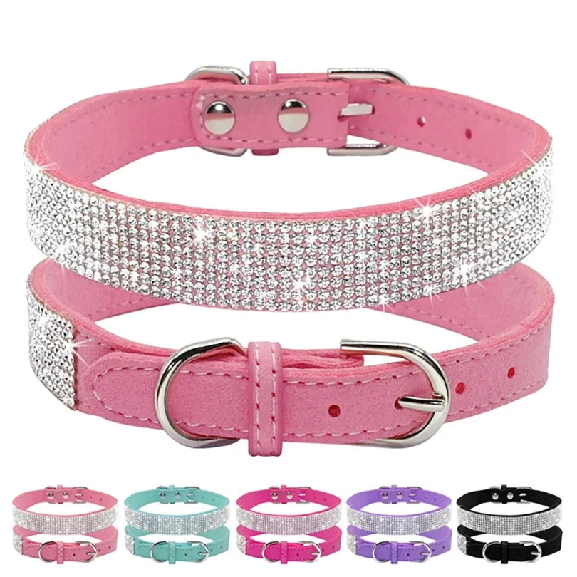 Collier rose pour chien avec des détails en strass sur fond blanc
