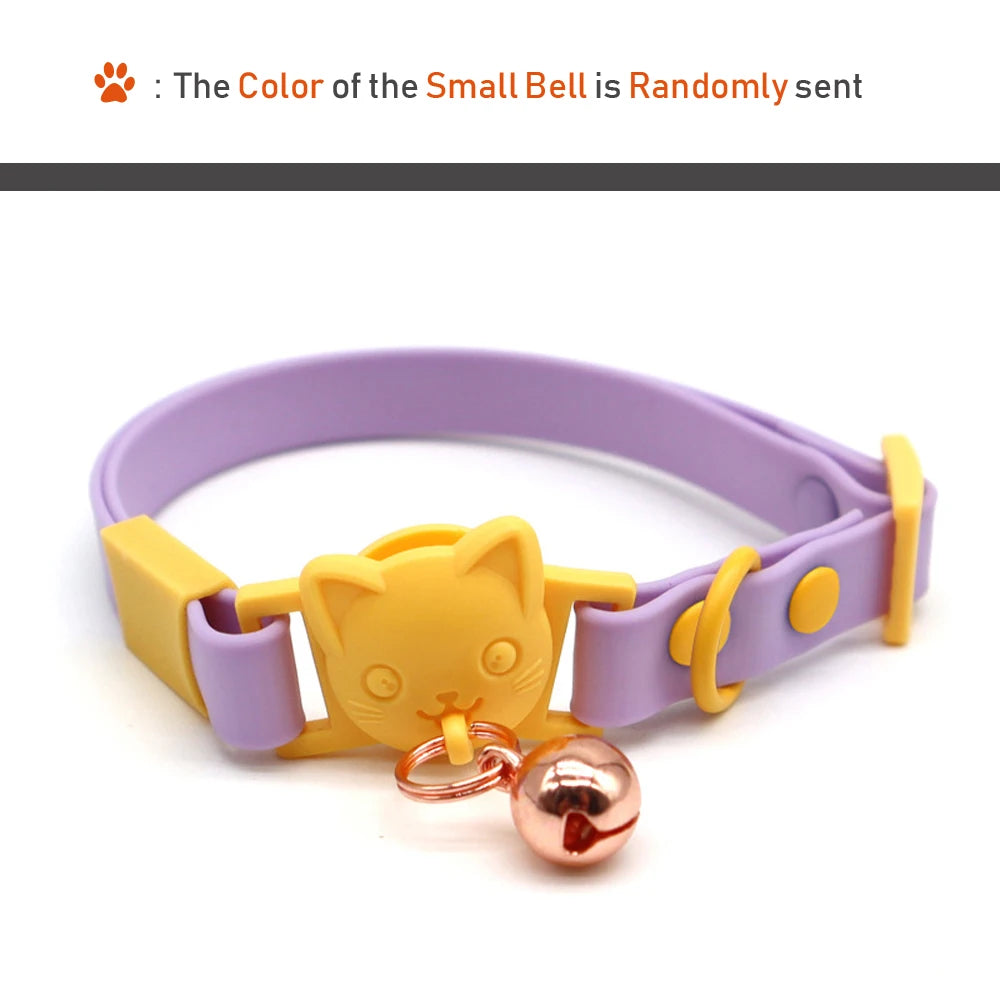 Collier pour chat violet et jaune avec une petite clochette sur fond blanc

