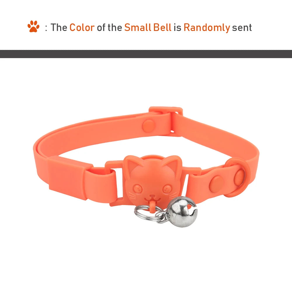 Collier orange pour chat avec une petite clochette sur fond blanc

