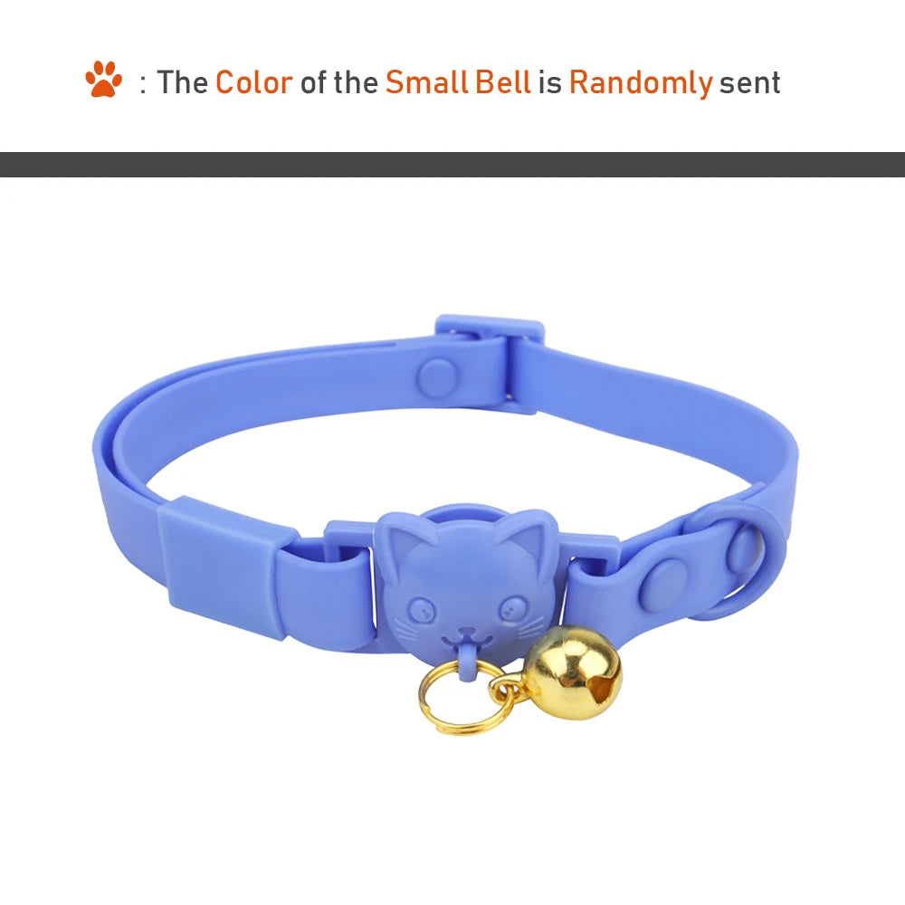 Collier bleu pour chat avec une clochette dorée sur fond blanc

