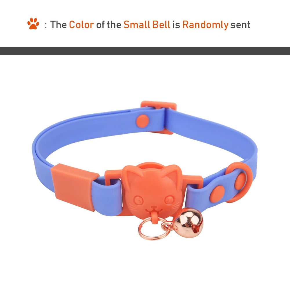 Collier pour chien avec un motif orange et bleu et une petite clochette sur fond blanc.

