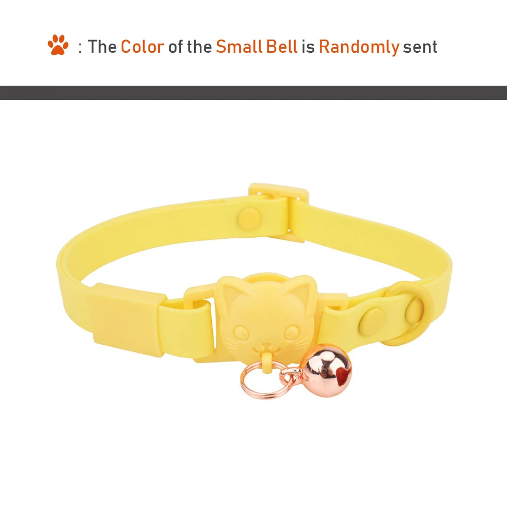 Collier jaune pour chat avec une petite clochette sur fond blanc

