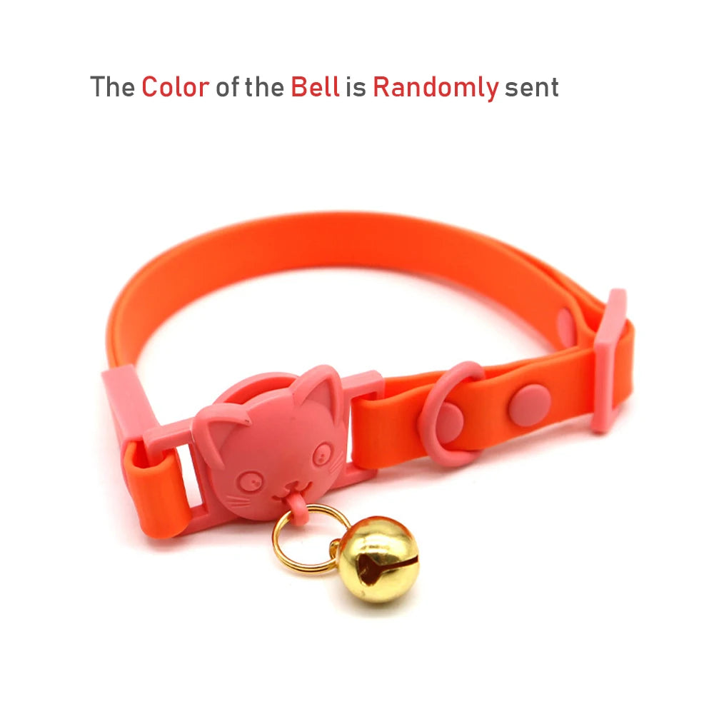 Collier pour chat orange et rose avec une clochette dorée sur fond blanc

