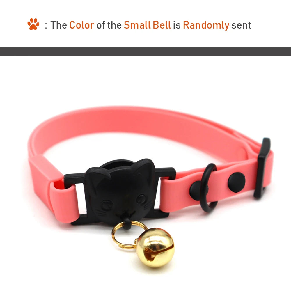 Collier rose pour chat avec une pince noire et une clochette dorée sur fond blanc

