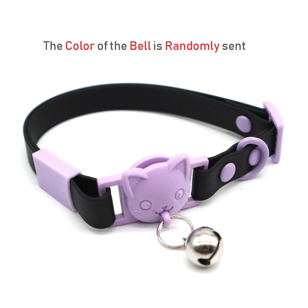 Collier violet en forme de chat avec une clochette argentée sur fond blanc

