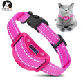 Collier rose pour animaux avec affichage numérique et chat portant sur fond blanc

