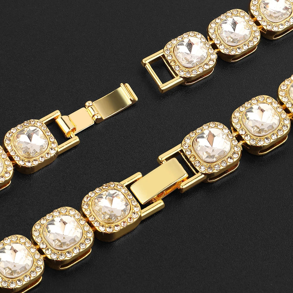 Bracelet en or avec des pierres cristallines sur fond noir
