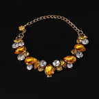 Collier avec des pierres précieuses multicolores sur fond noir