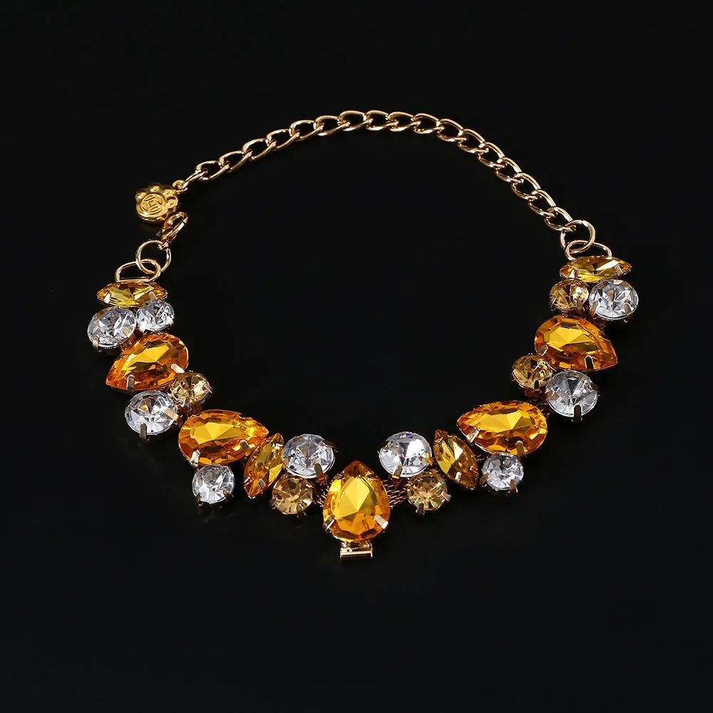 Collier avec des pierres précieuses multicolores sur fond noir