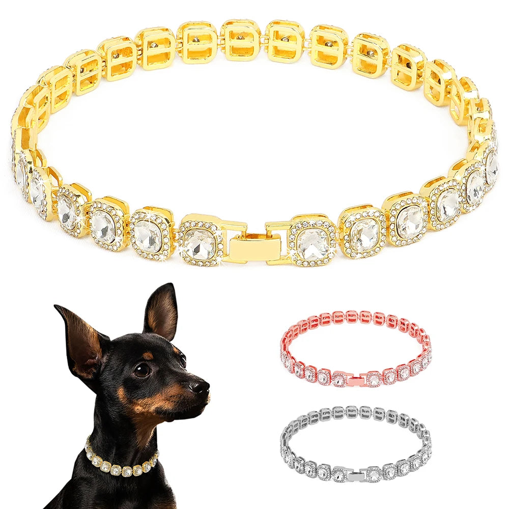 Colliers  en or, or rose et argent, avec un animal portant un collier doré sur fond blanc.

