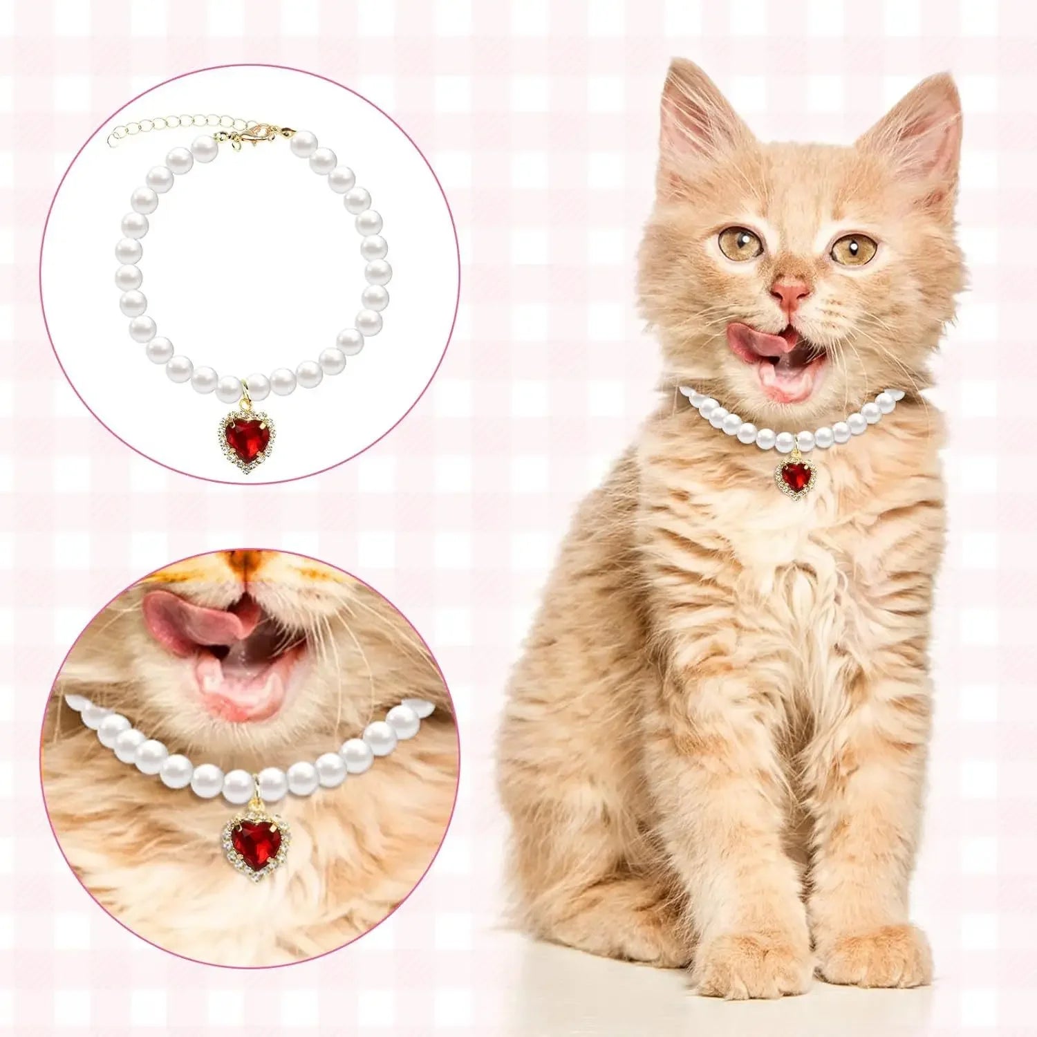 Chat portant un collier de perles avec un charme en forme de cœur rouge sur fond rose
