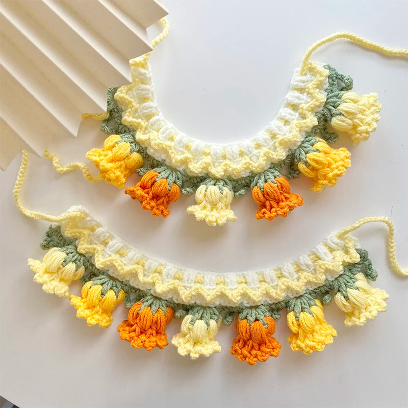 Collier au crochet avec des pompons floraux sur fond blanc

