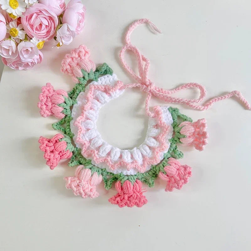 Collier floral au crochet avec des fleurs roses et vertes sur fond clair

