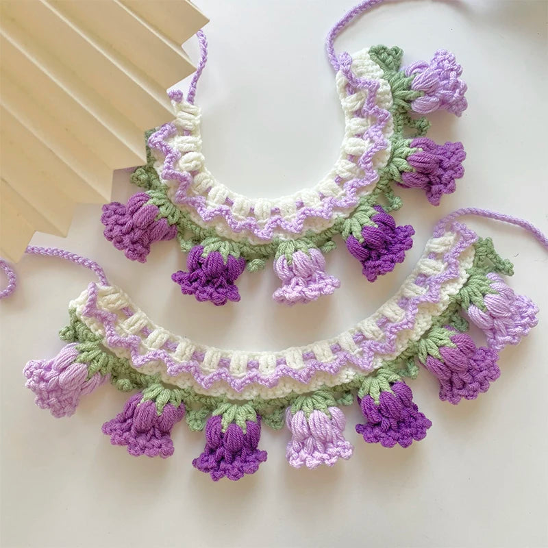 Collier au crochet avec des pompons violets et verts sur fond blanc

