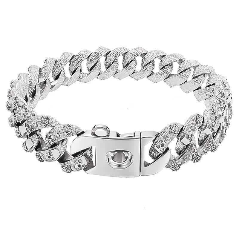 Bracelet chaîne en argent avec fermoir sur fond blanc

