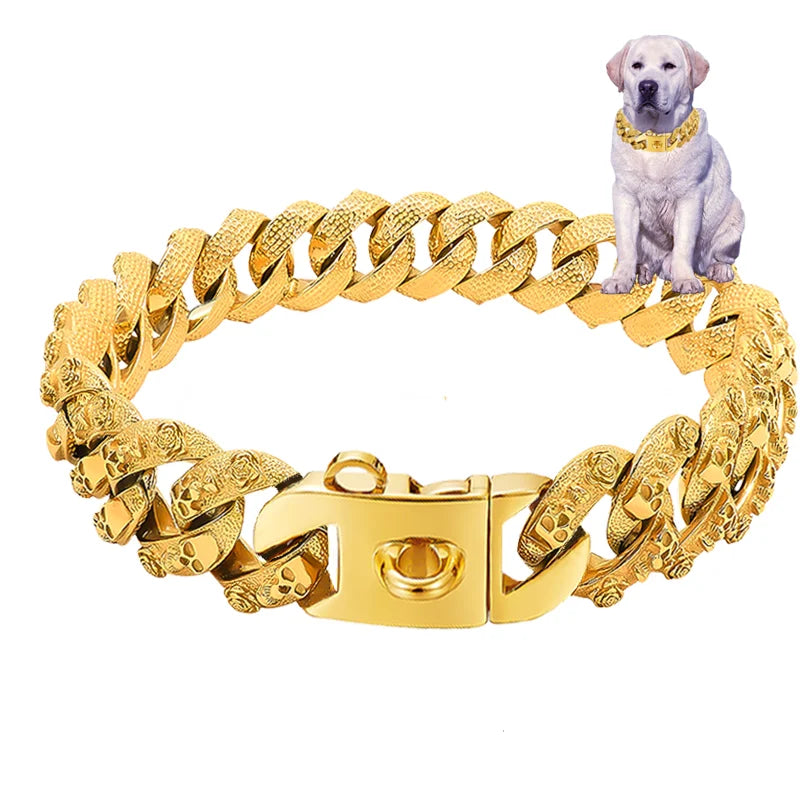 Bracelet chaîne en or avec un chien portant un collier en or sur fond blanc

