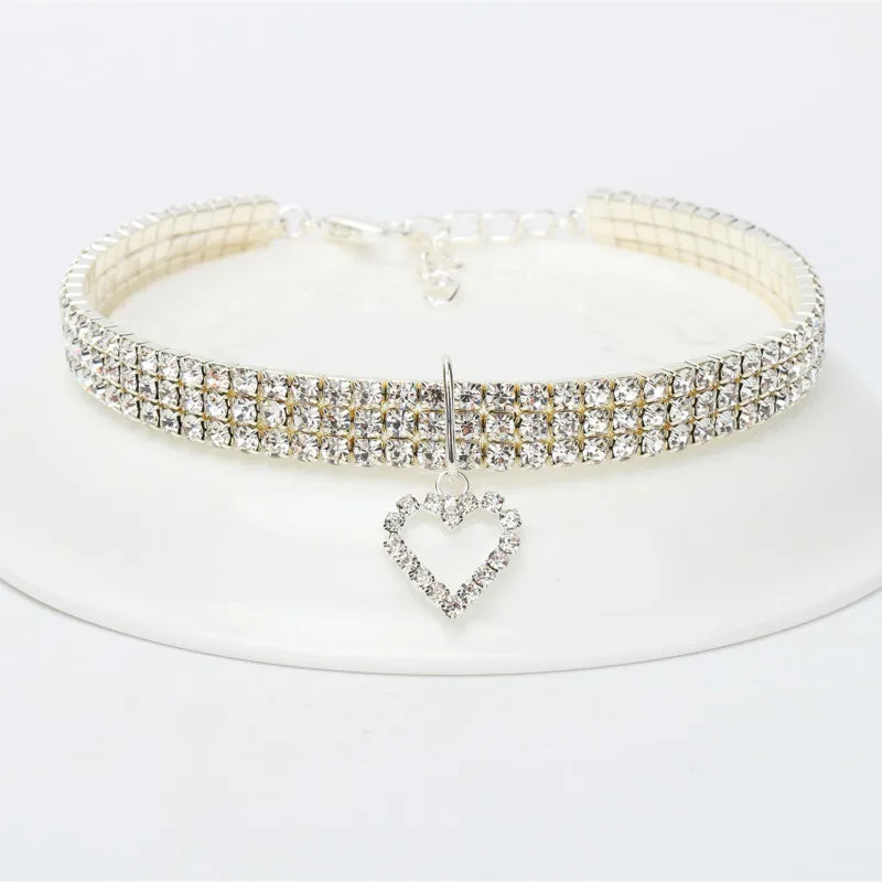 Collier ras-du-cou blanc avec ornements en cristal sur fond blanc

