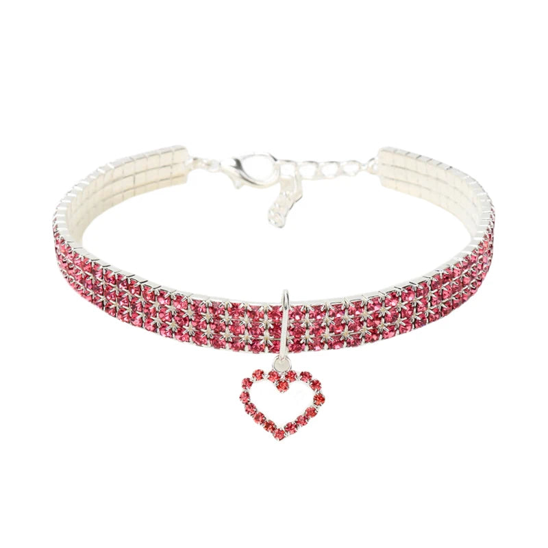 Bracelet avec un démulet en forme de cœur rouge sur fond blanc

