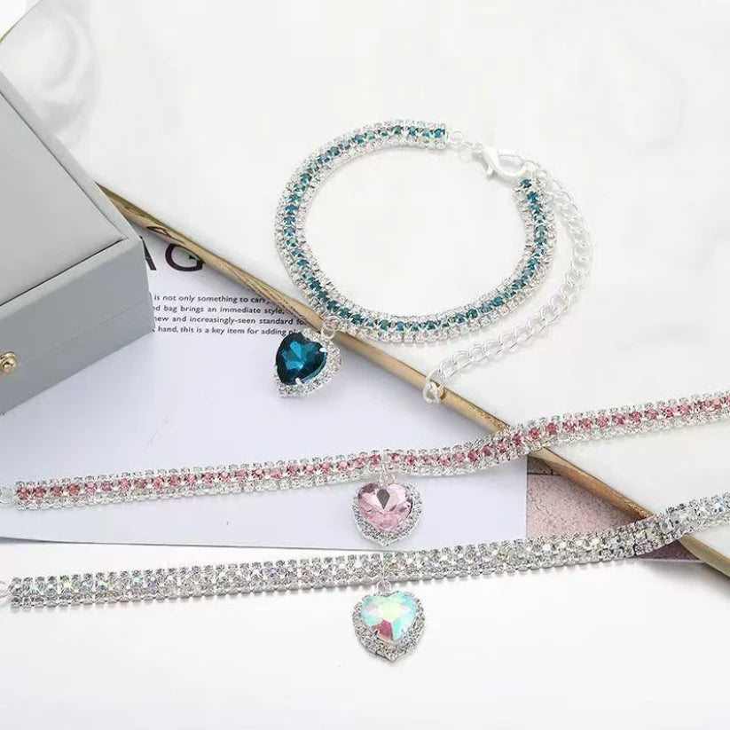 Ensemble de bracelets en pierres précieuses colorées en forme de cœur sur une surface blanche

