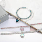Ensemble de bracelets en pierres précieuses colorées en forme de cœur sur une surface blanche

