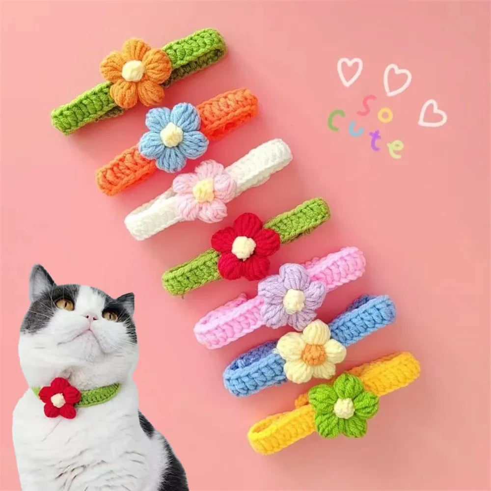 Des bandeaux colorés au crochet avec des motifs floraux sur fond rose, représentant un chat portant l’un des élastiques.