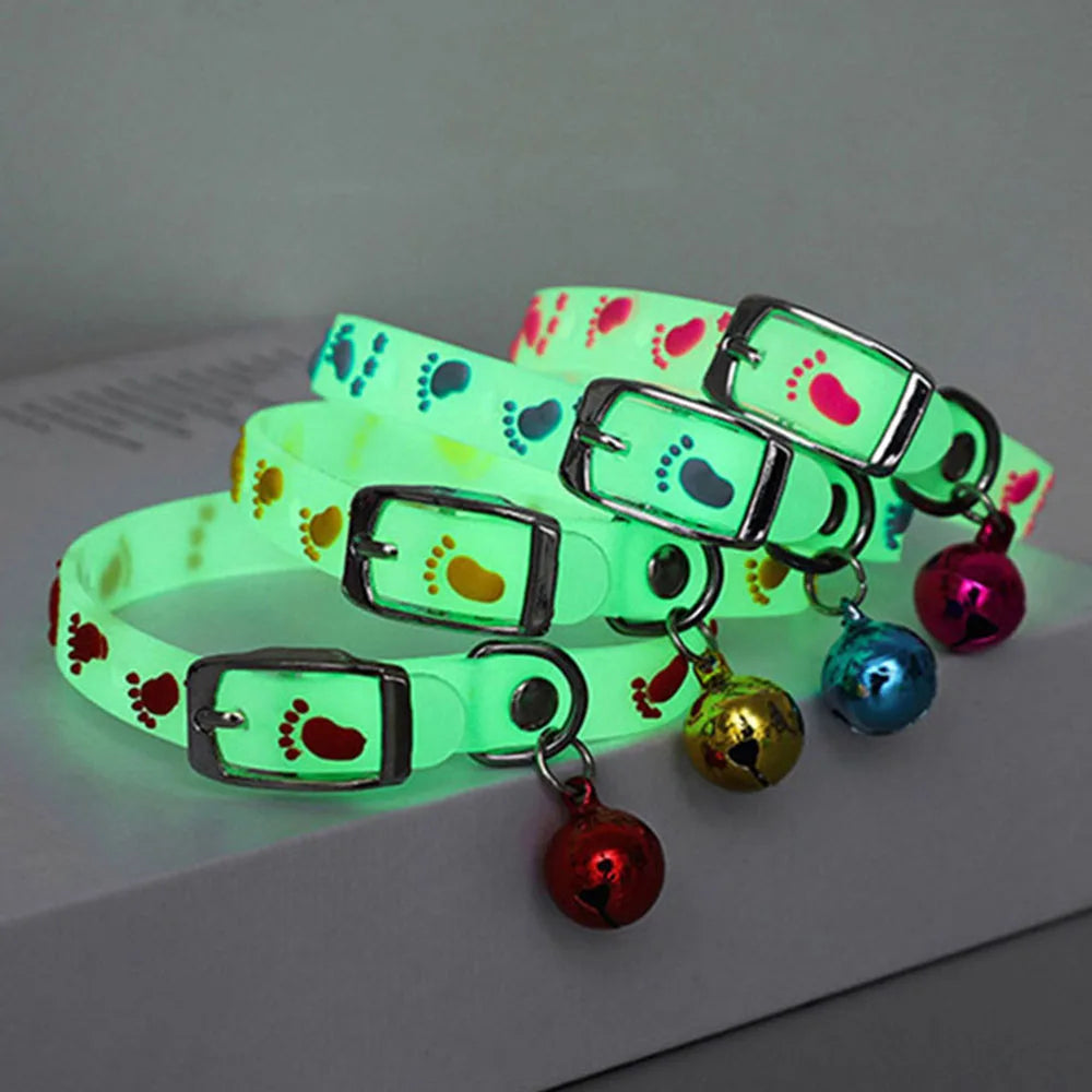 Colliers verts lumineux avec des porte-bonhets colorés sur un fond gris clair

