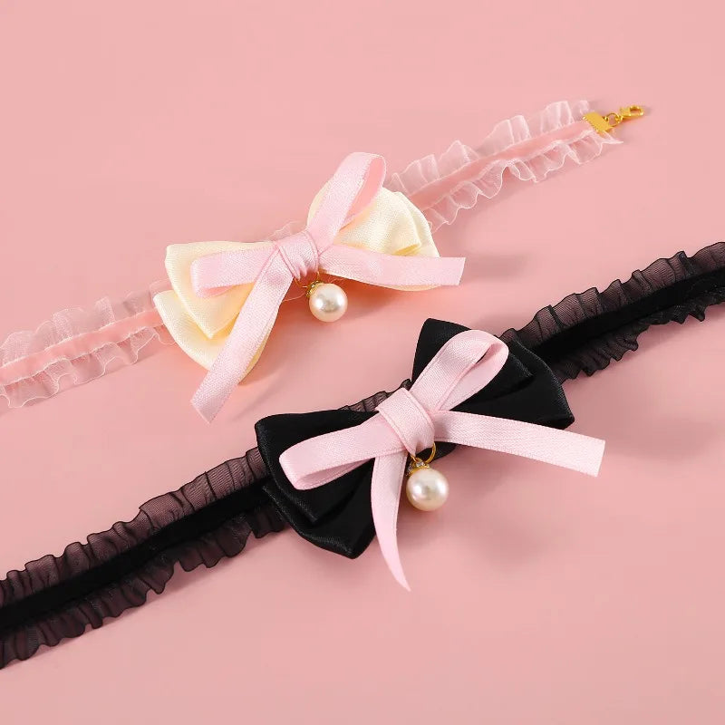 Deux bandeaux décoratifs avec des nœuds et des perles sur fond rose

