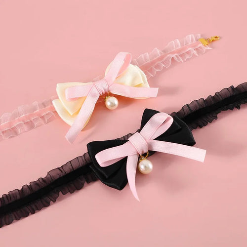 Deux bandeaux décoratifs avec des nœuds et des perles sur fond rose


