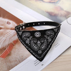 Bandana noir avec motifs blancs sur un magazine

