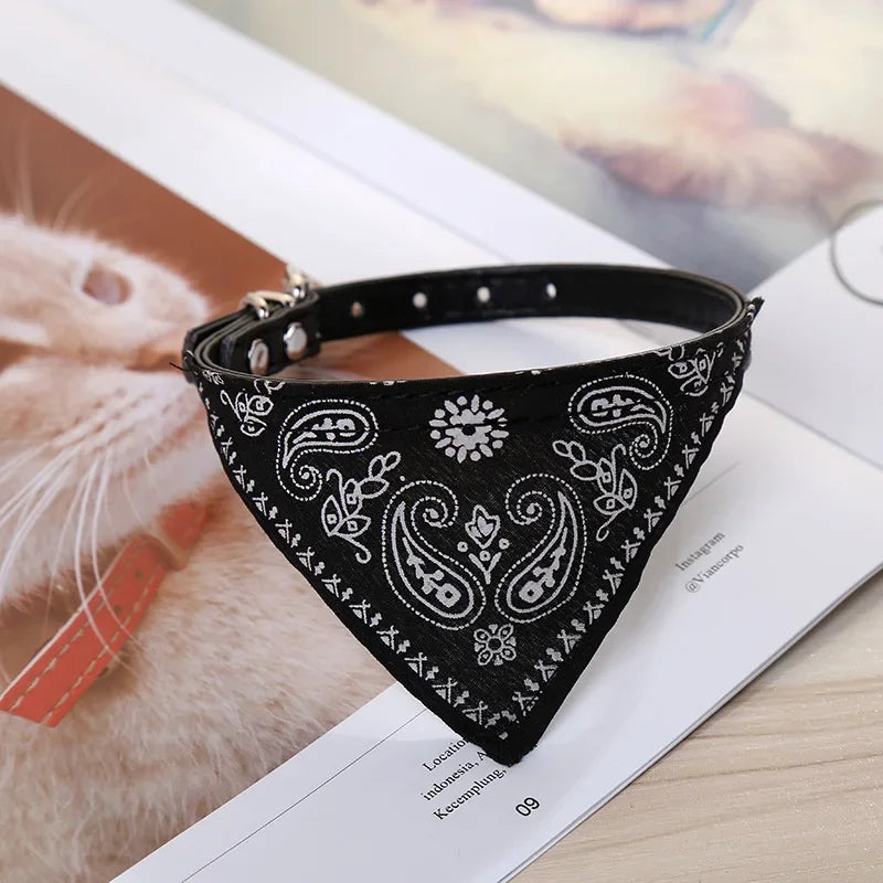 Bandana noir avec motifs blancs sur un magazine

