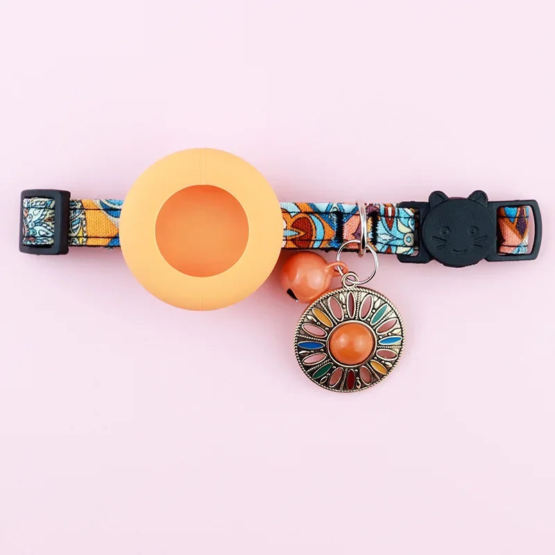 Collier pour chat coloré avec des éléments décoratifs sur fond rose

