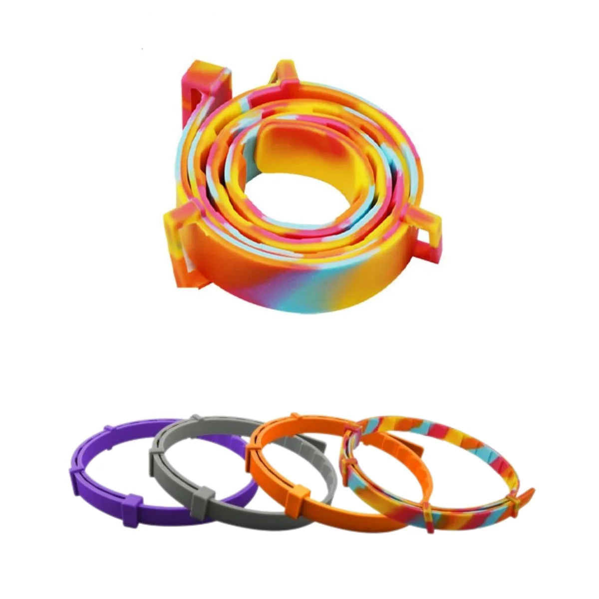 Ensemble d’élastiques colorés sur fond blanc

