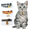Chat portant un collier sur le thème d’Halloween avec trois colliers supplémentaires affichés ci-dessus.

