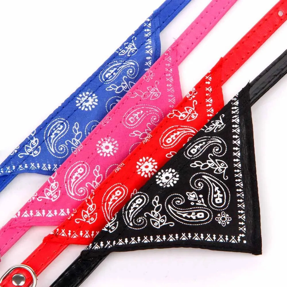 Quatre bandanas bleu, rose, rouge et noir avec des motifs cachemire blancs sur fond blanc.