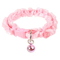 Collier ras-du-cou rose à fleurs avec une petite clochette rose sur fond blanc

