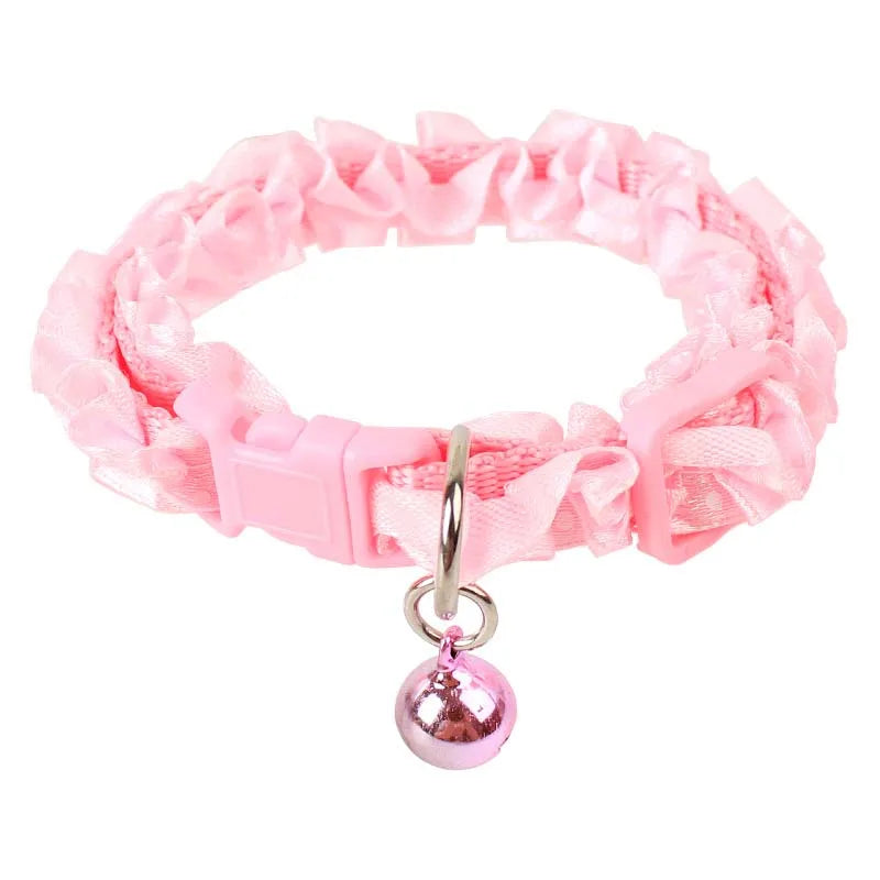 Collier ras-du-cou rose à fleurs avec une petite clochette rose sur fond blanc

