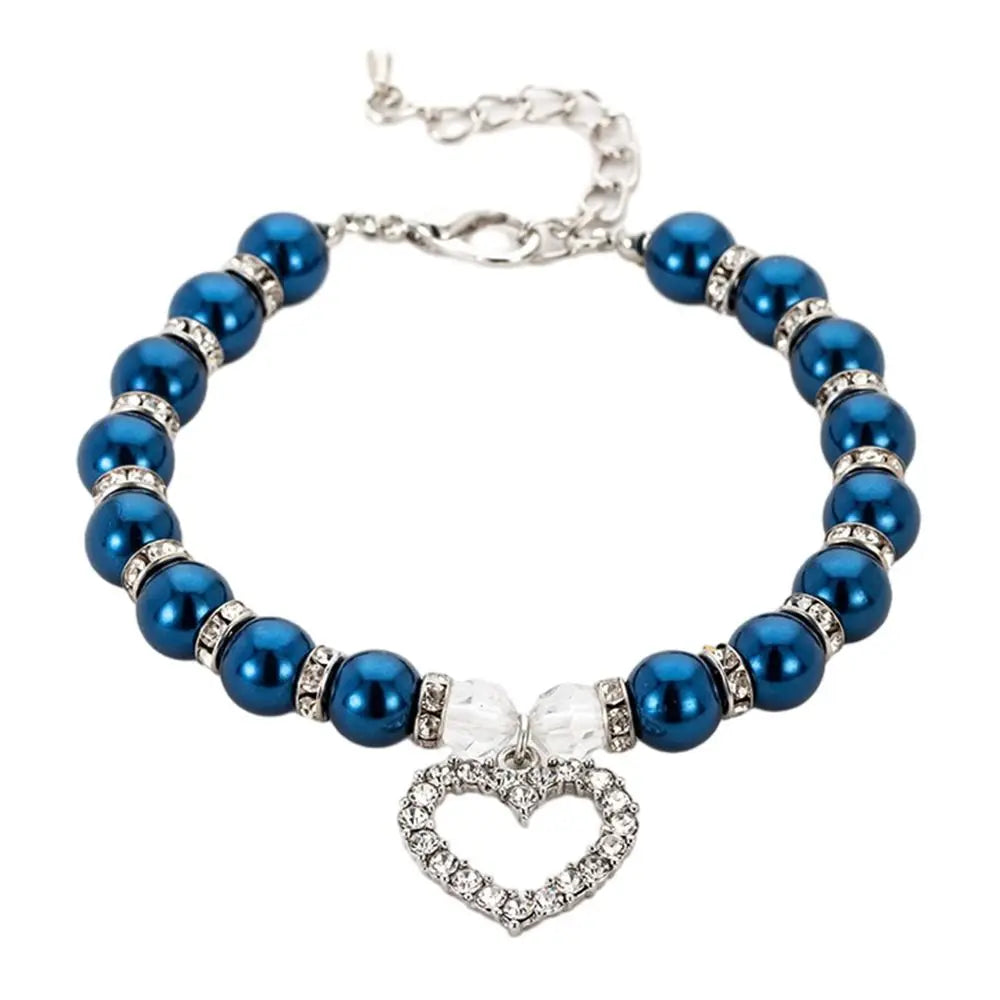 Bracelet bleu perlé avec un breloque en forme de cœur sur fond blanc

