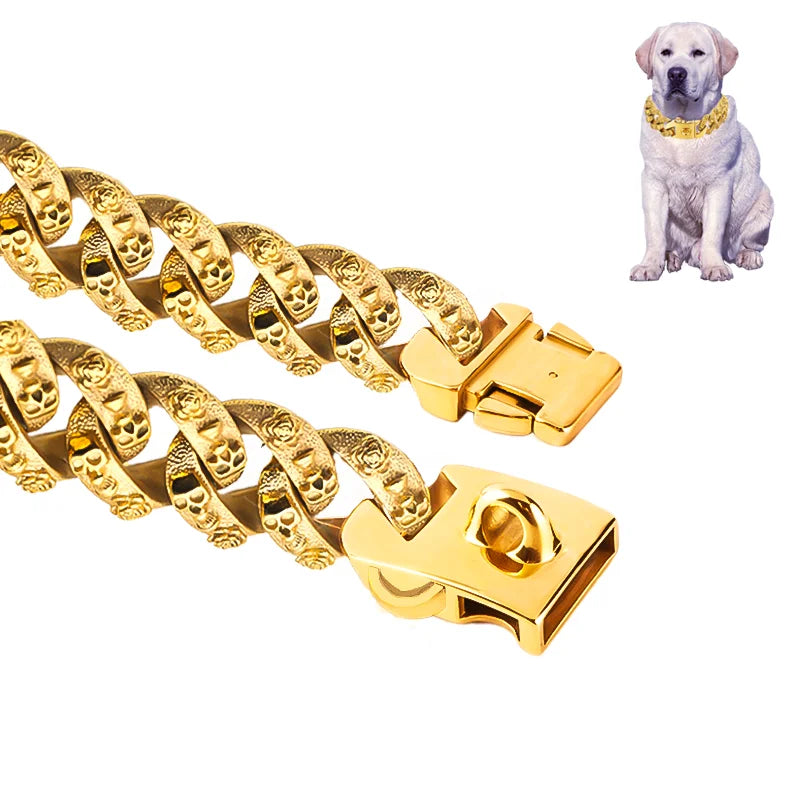 Chaîne en or avec une grande fermoir à côté d’un chien portant un collier doré sur fond blanc

